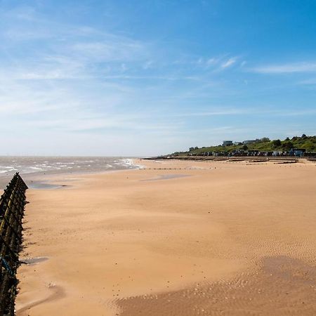 6 Berth Caravan With Decking At Martello Beach Holiday Park In Essex Ref 29016Y Hotel Clacton-on-Sea Exterior foto