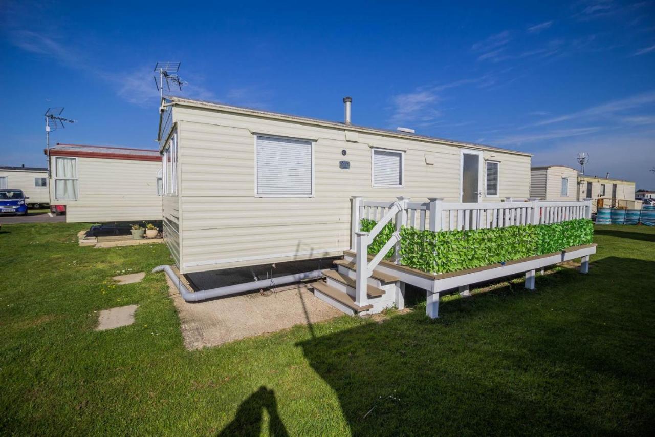 6 Berth Caravan With Decking At Martello Beach Holiday Park In Essex Ref 29016Y Hotel Clacton-on-Sea Exterior foto
