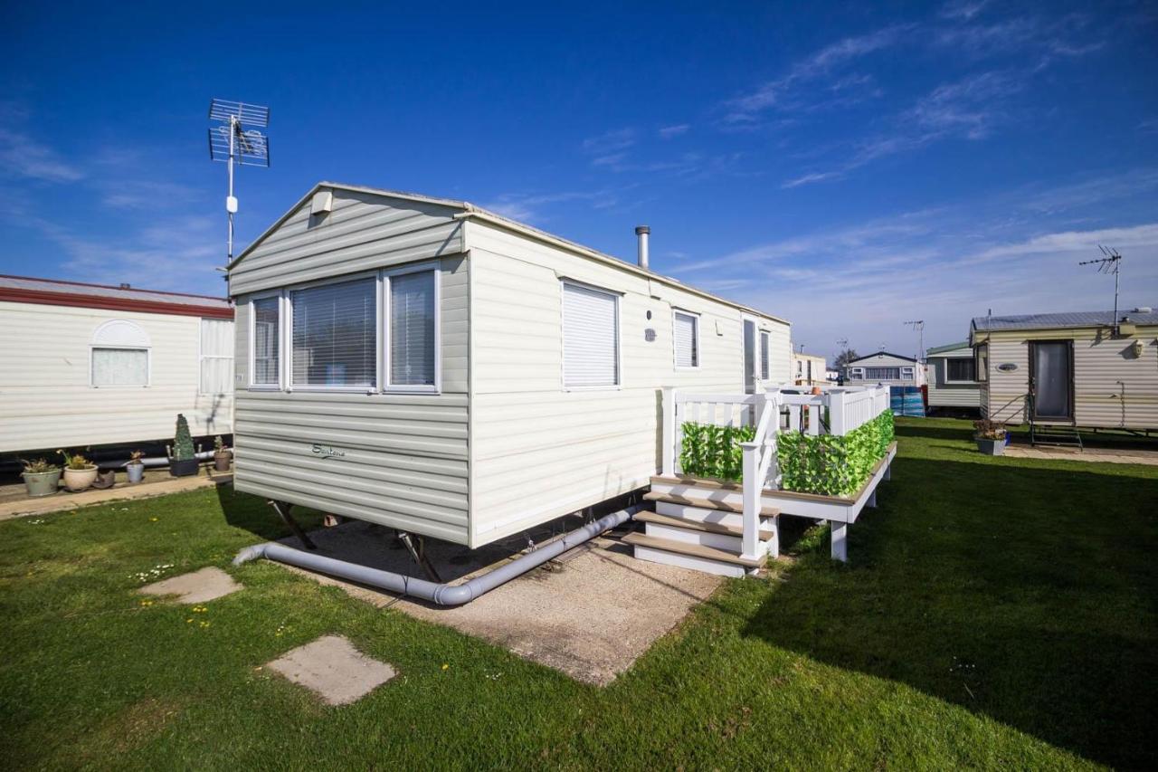 6 Berth Caravan With Decking At Martello Beach Holiday Park In Essex Ref 29016Y Hotel Clacton-on-Sea Exterior foto