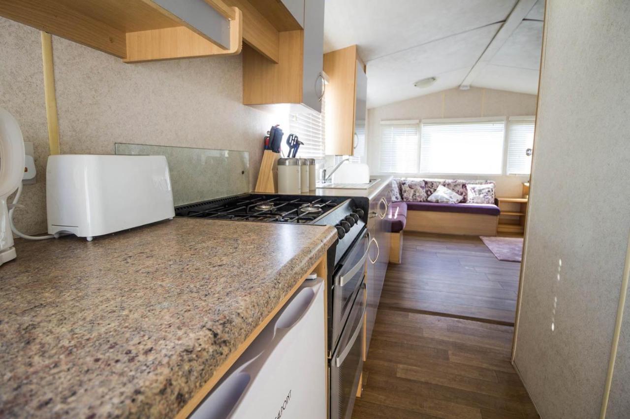 6 Berth Caravan With Decking At Martello Beach Holiday Park In Essex Ref 29016Y Hotel Clacton-on-Sea Exterior foto