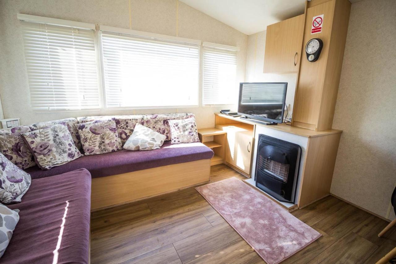 6 Berth Caravan With Decking At Martello Beach Holiday Park In Essex Ref 29016Y Hotel Clacton-on-Sea Exterior foto