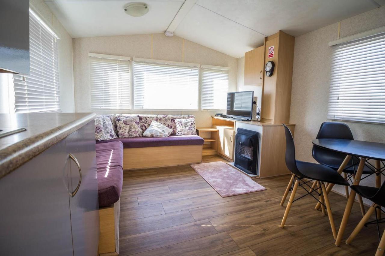 6 Berth Caravan With Decking At Martello Beach Holiday Park In Essex Ref 29016Y Hotel Clacton-on-Sea Exterior foto