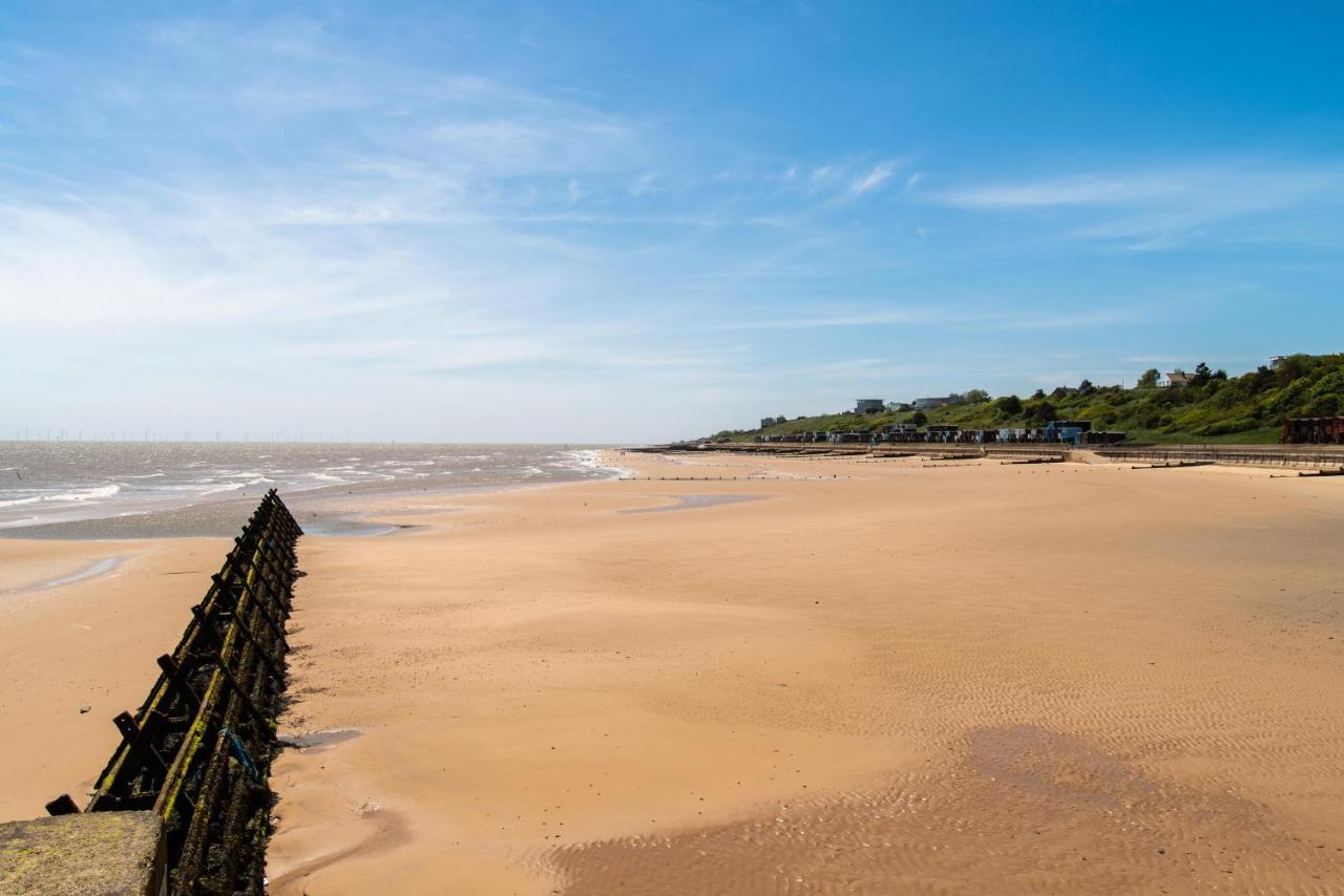 6 Berth Caravan With Decking At Martello Beach Holiday Park In Essex Ref 29016Y Hotel Clacton-on-Sea Exterior foto